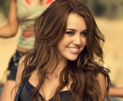 AboutMusicYT's tweet photo. 17 years ago today, Miley Cyrus released Party in the U.S.A. Rate it from 1 to 10. https://t.co/Ugl8bHhJO5