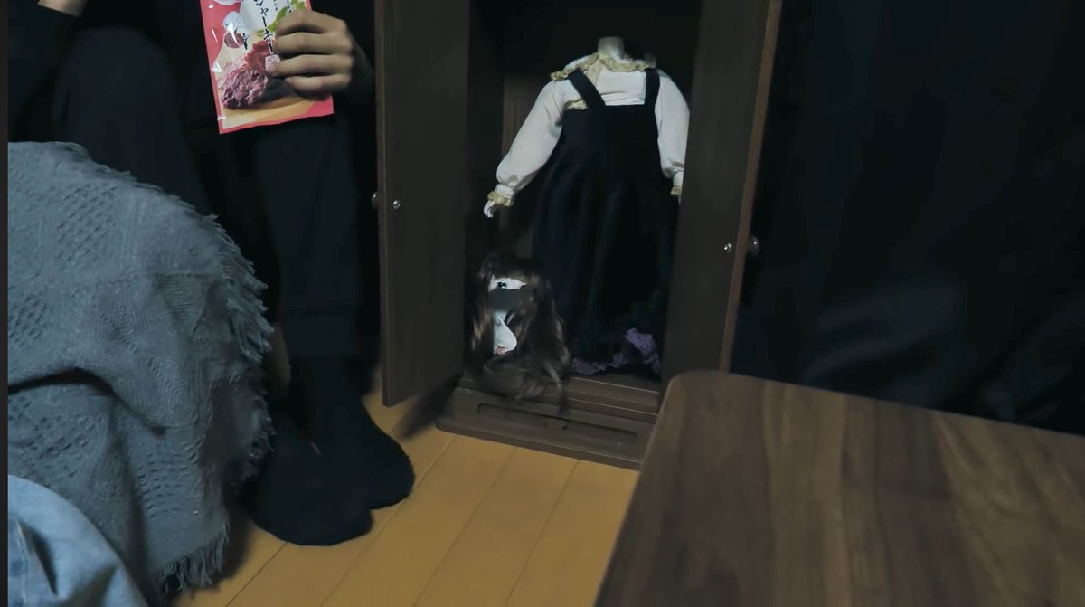 kichigaihakase's tweet photo. 12分ほどのフェイクドキュメンタリー系の短編ホラー『ある呪い』をYouTubeで鑑賞。飢饉で死んだ人々の霊に取り憑かれたという男性とその友人たちに密着取材。妙な違和感を覚える呪いの人形や心霊スポットの話も気になりますが、明らかに様子のおかしい男性の常軌を逸した雰囲気に飲み込まれそうに...

そんな取り憑かれた男性の異様さにもゾッとしますが、映像に映る何もかもが怪しく見えてくる展開や唐突な結末から見えてくる真実に、思っていたのとはちょっと違う恐怖を味わうことができる作品でした。
