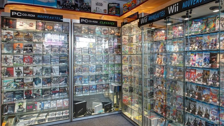 JVCom's tweet photo. La fin des disques PlayStation pourrait menacer le marché du jeu vidéo d’occasion.  

Selon Dataintelo, le secteur représentait 7,2 milliards de dollars dans le monde en 2025 et pourrait atteindre 13,8 milliards d’ici 2034. Des analystes craignent toutefois que l’abandon progressif du physique limite les possibilités de revente.  

"Historiquement, au moins un tiers des jeux étaient vendus d’occasion, ce qui permettait aux joueurs de financer de nouveaux achats. La vente au détail physique de jeux vidéo est condamnée", estime Michael Pachter (Wedbush Securities).