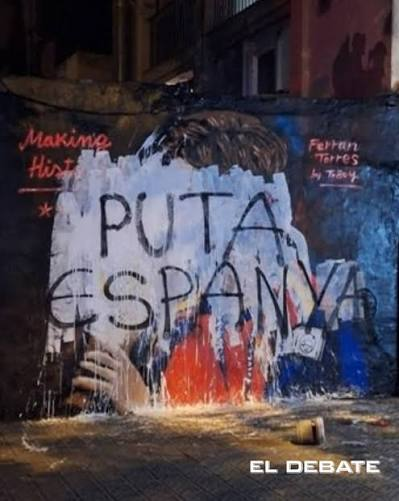 EvaPesqueraSole's tweet photo. Ahir us deia que el relat ho és tot i que donar significat als fets i no deixar que ho facin els altres és crucial. Avui afegeixo que ens cal començar a construir relat, a actuar en lloc de reaccionar. 
Quan algú pinta sobre un mural com el de Ferran Torres el que fa és mostrar-se contrari al relat que volen vendre'ns des d'Espanya, però no n'hi ha prou i si ens quedem en això al final correm el perill de fer frontisme anti-espanyol quan hauríem d'estar fent activisme nacionalista. És a dir, ens situem en una posició defensiva quan hauríem d'atacar. Perquè realment el problema no és tant que hi hagi un mural ensalçant les flòries futbolístiques espanyoles o qualsevol altre heroi o mite nacional de l'estat, sinó que no hi ha enlloc aquesta mateixa expressió per la part catalana. 
Pensem per exemple en l'Ulster i en els murals polítics que es troben a Belfast o a Derry. Són acció, no pas reacció. I si els comparem amb la pintada de Puta Espanya ho veiem molt clar: els irlandesos posen la seva lluita al centre i donen un paper principal als seus herois, mentre nosaltres seguim amb una expressió de rebuig 100% hispanocèntrica. No projectem el que som o el que volem, sinó el que ens molesta i ens espanta. 
I així no es va enlloc.