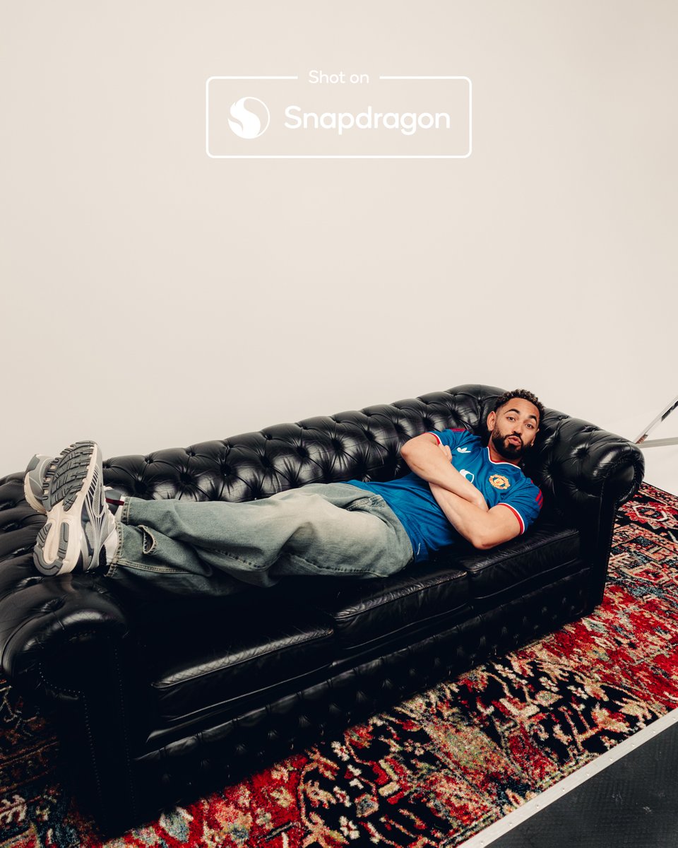 ManUtd's tweet photo. Exclusive behind-the-scenes access, bringing you closer to the action 🎬

Powered by @Snapdragon 🔥

🤳 #ShotOnSnapdragon