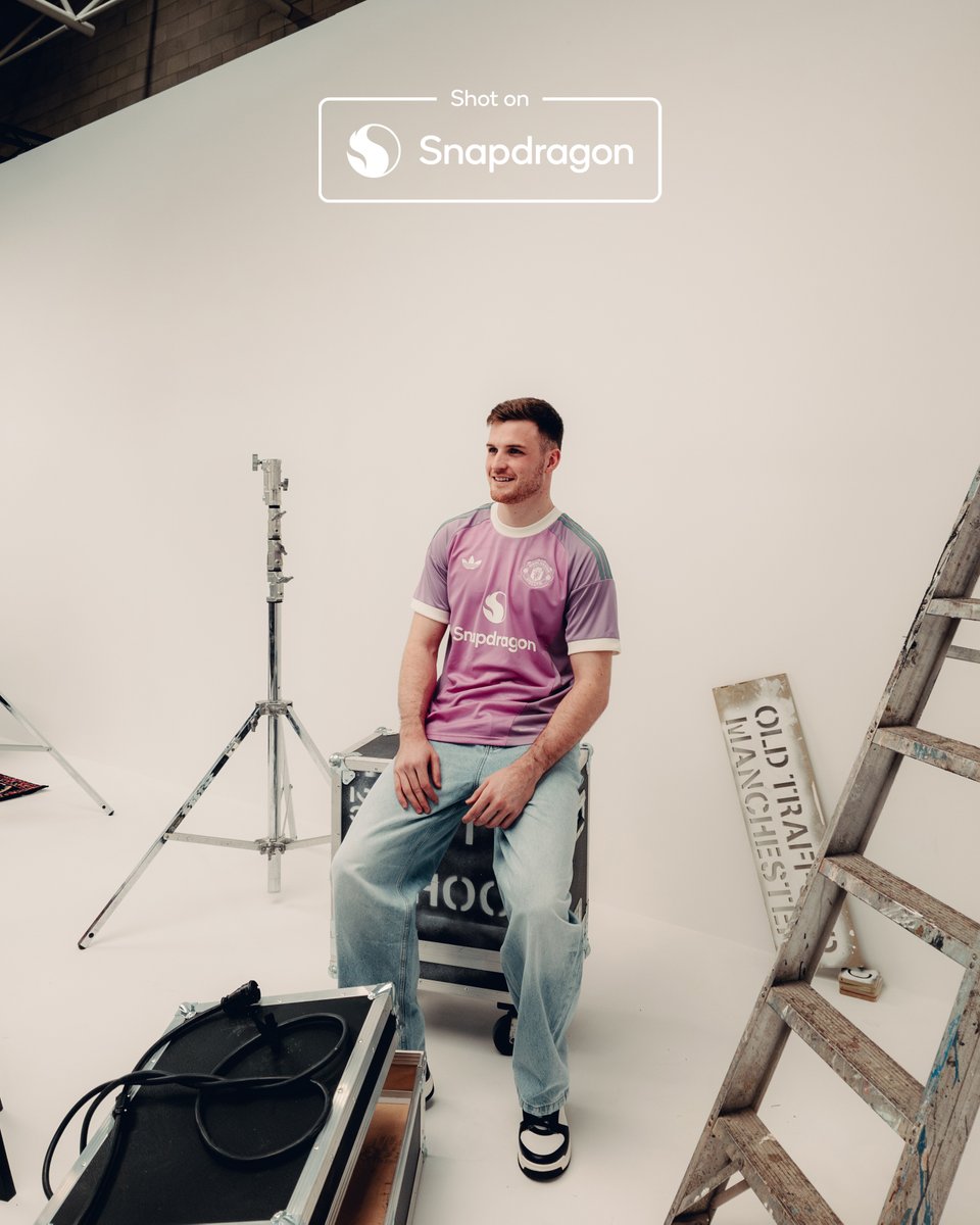 ManUtd's tweet photo. Exclusive behind-the-scenes access, bringing you closer to the action 🎬

Powered by @Snapdragon 🔥

🤳 #ShotOnSnapdragon
