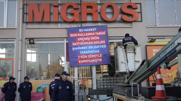 gidadedektifi's tweet photo. Gaziantep'in Şahinbey Belediyesi'nin yaptığı denetimlerde son tüketim tarihi geçmiş, bozuk ve küflü ürün sattığı tespit ettiği Migros mağazalarını geçici olarak kapatması üzerine firma belediyeyi mahkemeye vermişti.
Migros'un Tarım ve Orman Bakanlığı'ndan "belediyenin bu denetimleri yapmaya yetkisi yok" yönünde görüş almasına rağmen şu ana kadar açtığı tüm davaların tamamını kaybettiği ve yaptığı 4 farklı itirazdan da eli boş döndüğü anlaşıldı.
https://t.co/jYQ7eNjX6f
@Migros_Turkiye 
@sahinbeybel