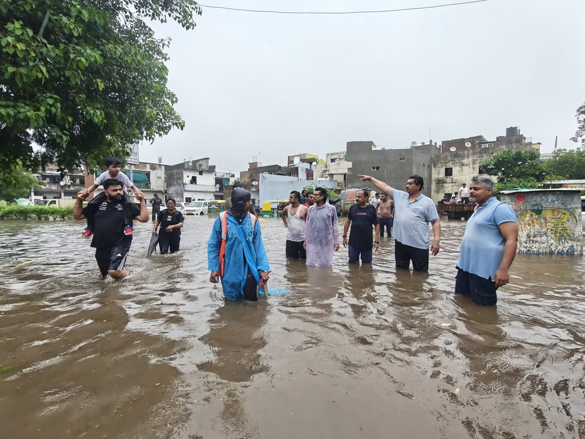 AmitThakerBJP's tweet photo. ભારે વરસાદથી સર્જાયેલી વિકટ પરિસ્થિતિની વચ્ચે વેજલપુર વિધાનસભા નાગરિકો સાથે https://t.co/sjQARL1dSr