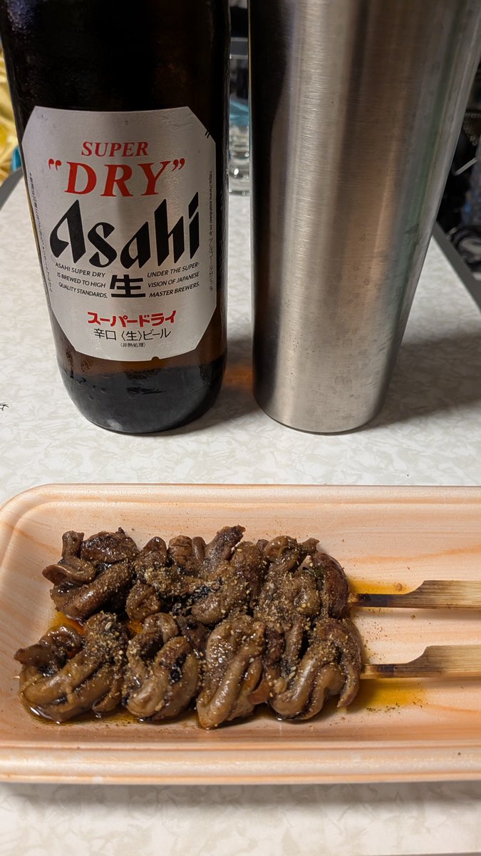 NoPlanRider_Syo's tweet photo. 最近は缶より瓶派🍻
スーパーで買い物した時に、普段は見かけない国産うなぎの肝串を発見😋
暑い夏こそビールにうなぎ👍
 #瓶ビール
 #ビール
 #アサヒスーパードライ
 #うなぎの肝串 https://t.co/mM84Fyt2PC