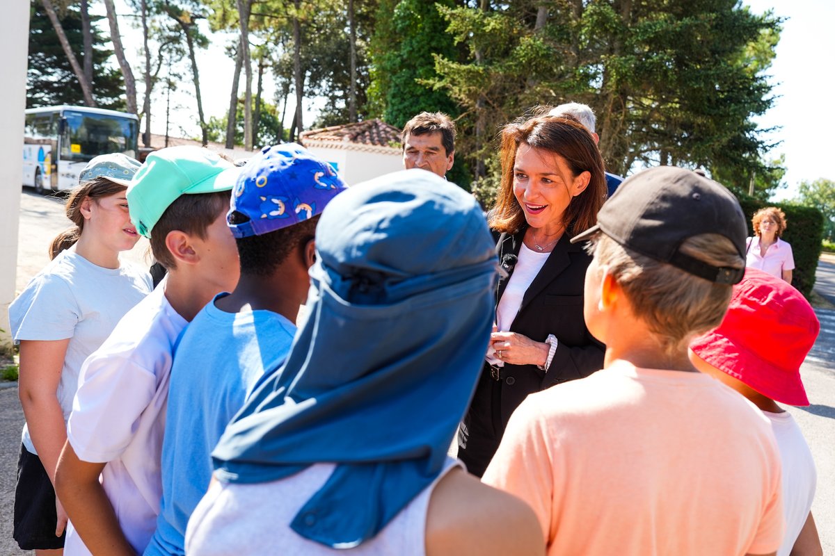 paysdelaloire's tweet photo. 📍Sur le terrain, dans l’Agglomération du Pays de Saint-Gilles-Croix-de-Vie !

Avec le nouveau maire de Brétignolles-sur-Mer, la Présidente de Région @C_MORANCAIS a visité deux projets au service des habitants : une Maison de santé en plein essor (doublement du nombre de professionnels en moins de 5 ans) et le centre des Gatinelles, transformé en lieu de vie pour les familles, les scolaires et les associations.

La preuve que des investissements utiles renforcent durablement l’attractivité du territoire
#RencontresMorançais