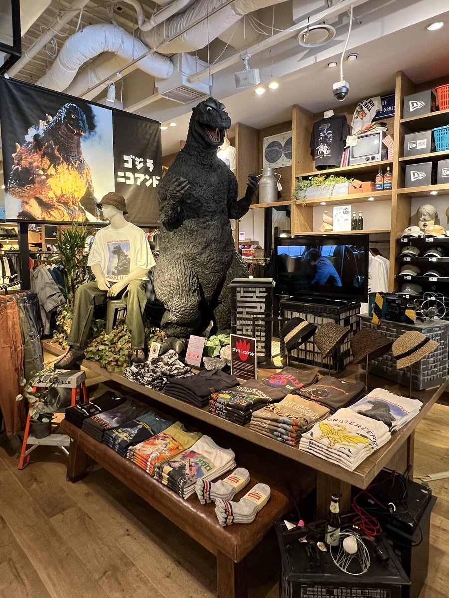nikoand's tweet photo. ／
ゴジラ Ι ニコアンド
＼

発売中🔥！
コラボレーションを記念して、niko and ...TOKYOでは、期間限定でゴジラ(1954)が出現！店内は自由に写真撮影ができる、特別なフォトスポットになっています。圧倒的なスケール感を、ぜひ間近で！！

商品ページはコチラ▶https://t.co/bfNPZtkHfC https://t.co/bNx9SMOD7K