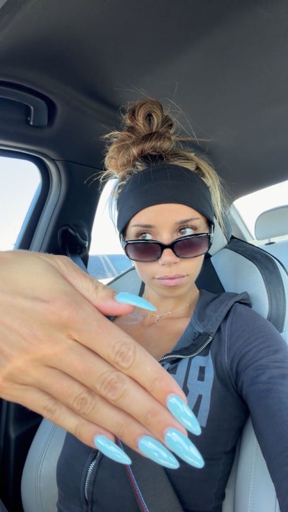 Cherryy4us's tweet photo. Is it the nails 💅 or the headband 🎀🩵 https://t.co/yXANIATlIg