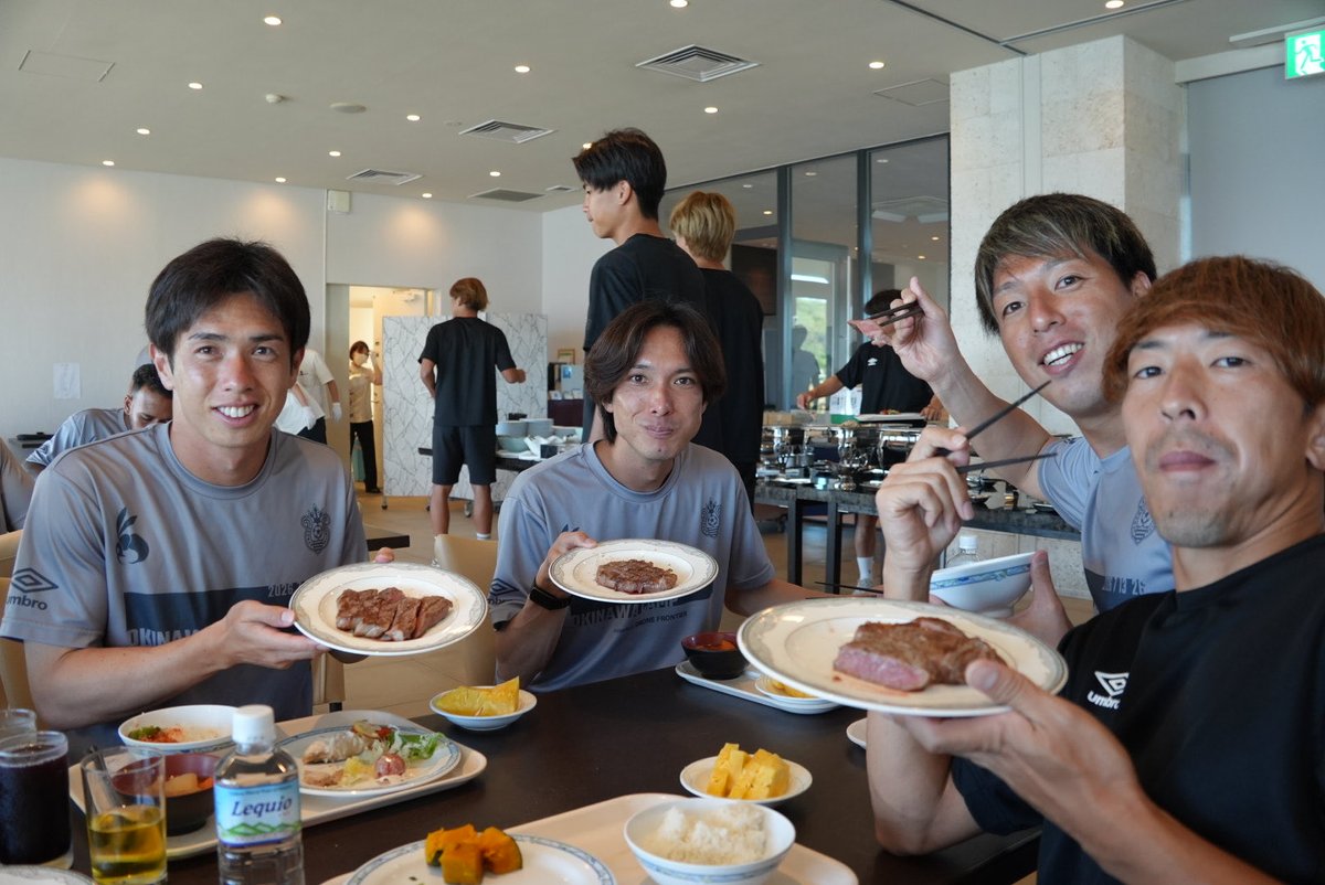 bellmare_staff's tweet photo. 本日の夕食は山城牛のステーキ🍖

#FUJITA 様より差し入れをいただきました😊

美味しいお肉でパワーをチャージ！💪
残り3日、頑張ります🔥

#bellmare #ドローンフロンティア https://t.co/oqFKDBHCiP