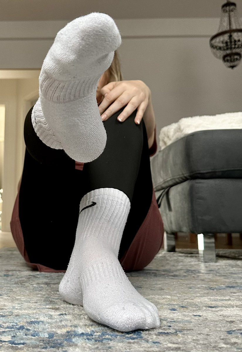 PrinzessinBell_'s tweet photo. Es regnet draussen, ich habe aus dem Fenster geschaut und beschlossen mit dem Einkaufen zu warten.

Es ist perfektes Sockenwetter.
Zeig heute, dass du mitdenkst. 
Neue Socken sind ein guter Anfang. https://t.co/tOTfGMkcvc