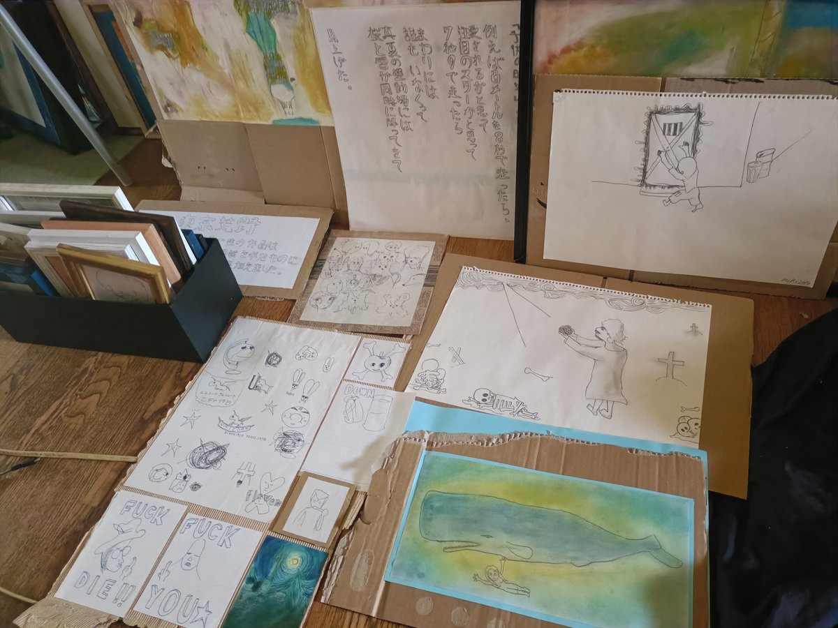 mikiyamato73's tweet photo. 個展の用意ちまちま
絵メインだけどそこに詩やノートの走り書きやメモの展示、読書休憩コーナーなんかも作ろうと思っています
まりぃは松本大洋のピンポン読んだ後、ベランダの多肉とサボテンの世話
暑いのにがんばってる
ポストカード販売価格200円×3種類を発注 https://t.co/ckGgIs5oRY