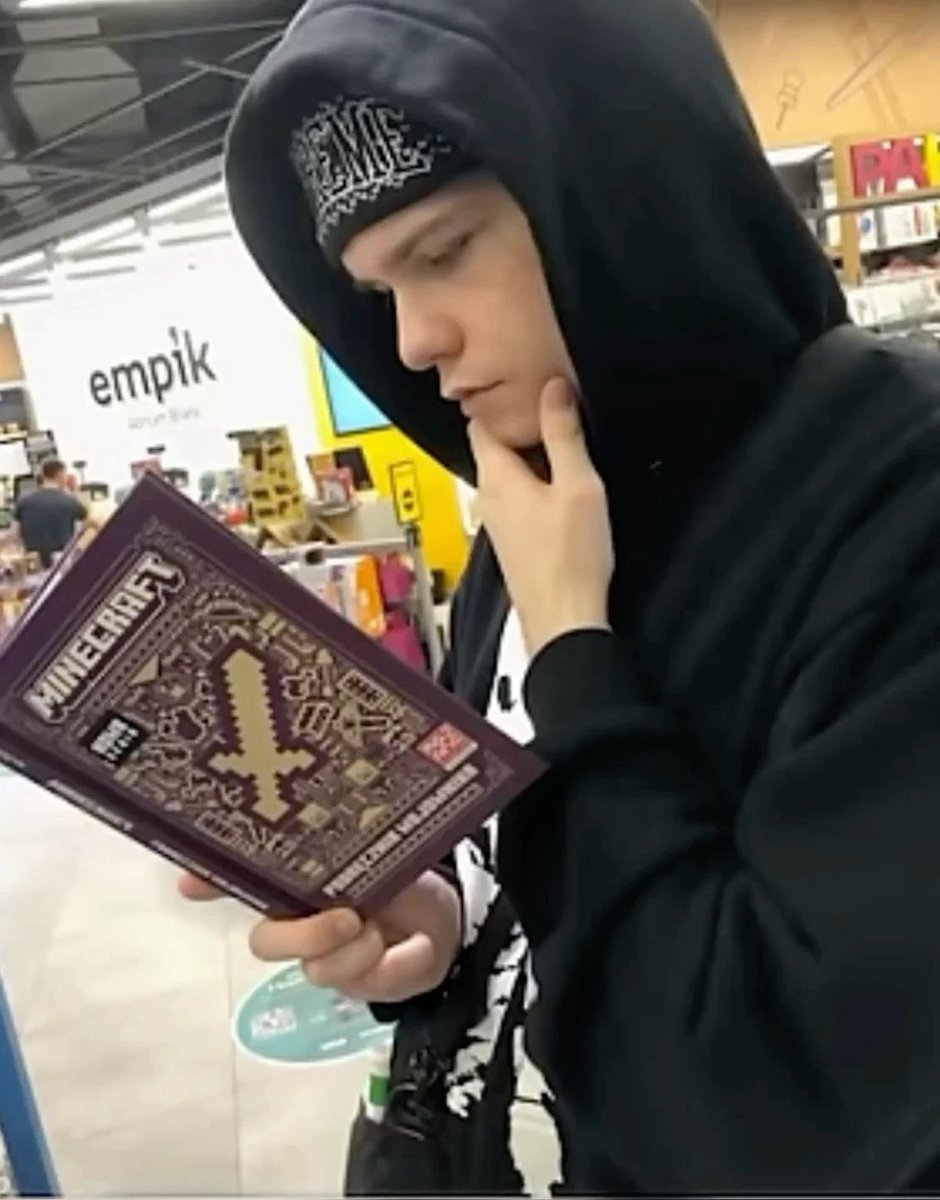 monialisza's tweet photo. he is so bad at pvp that even the book didn't help him okbro https://t.co/W7zO29tBRq