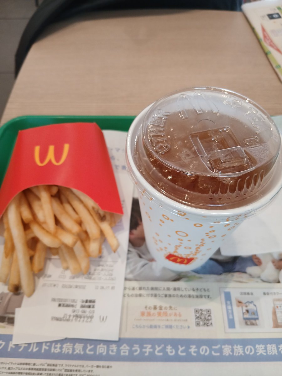 rosepon335's tweet photo. 相変わらず、現金精算で店員さんにお手間を取らせています😆

今日の店員さんはとっても美人でスタイルが良く、しゅっとした姿🌻そのままにテキパキと立ち振る舞っておられた🐰

なんと言うか、タイパがいいんですかね？(笑)

でもね、そこまでなんよ

笑顔がないから

椅子を直すのにガラガラ言わすし https://t.co/58Lw1SIaP1