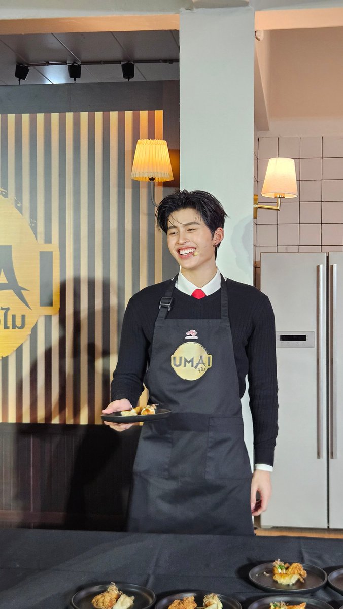 doublepjourney_'s tweet photo. นอกจากไก่คาราเกะกับเกี๊ยวซ่าอุไม วันนี้เชฟปอนด์มาเสิร์ฟความหล่อน่ารักด้วยคับ ยิ้มแย้มสดใสมาก ๆ 🥰✨🥢

POND WITH AJINOMOTO

#UMAIxPondNaravit
#ppnaravit @ppnaravit https://t.co/AvOFyFTQgG