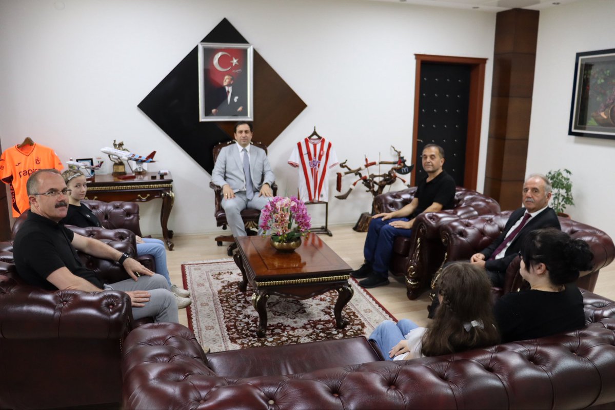 TCBulancak's tweet photo. Kaymakamımız Sayın Ömer Faruk TUNCER, 2026 Liselere Geçiş Sistemi (LGS) kapsamında 500 tam puan alarak Türkiye birincisi olan Atatürk Ortaokulu öğrencimiz Beyza Akdağ’ı makamında kabul etti. https://t.co/ceCbJMmTHA
