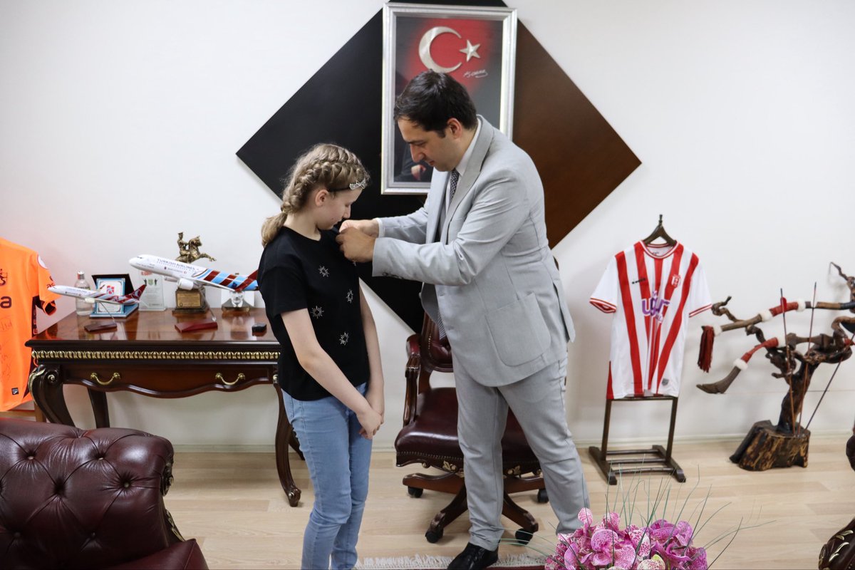 TCBulancak's tweet photo. Kaymakamımız Sayın Ömer Faruk TUNCER, 2026 Liselere Geçiş Sistemi (LGS) kapsamında 500 tam puan alarak Türkiye birincisi olan Atatürk Ortaokulu öğrencimiz Beyza Akdağ’ı makamında kabul etti. https://t.co/ceCbJMmTHA