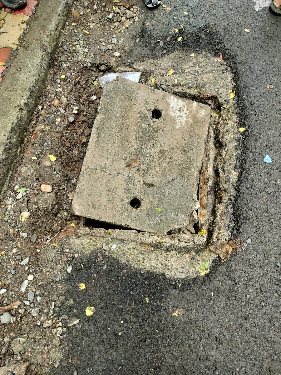 amitgheda's tweet photo. Near plot number 117, Parijat Apartment,  Shivaji Nagar, nagpur. Since many month's this is in such a state..Risky for passerbys and vehicles, especially in rainy season @ngpnmc @CMOMaharashtra 

Some permanent n ful proof solution needed, not time pass.. https://t.co/fpUtRsiwrQ