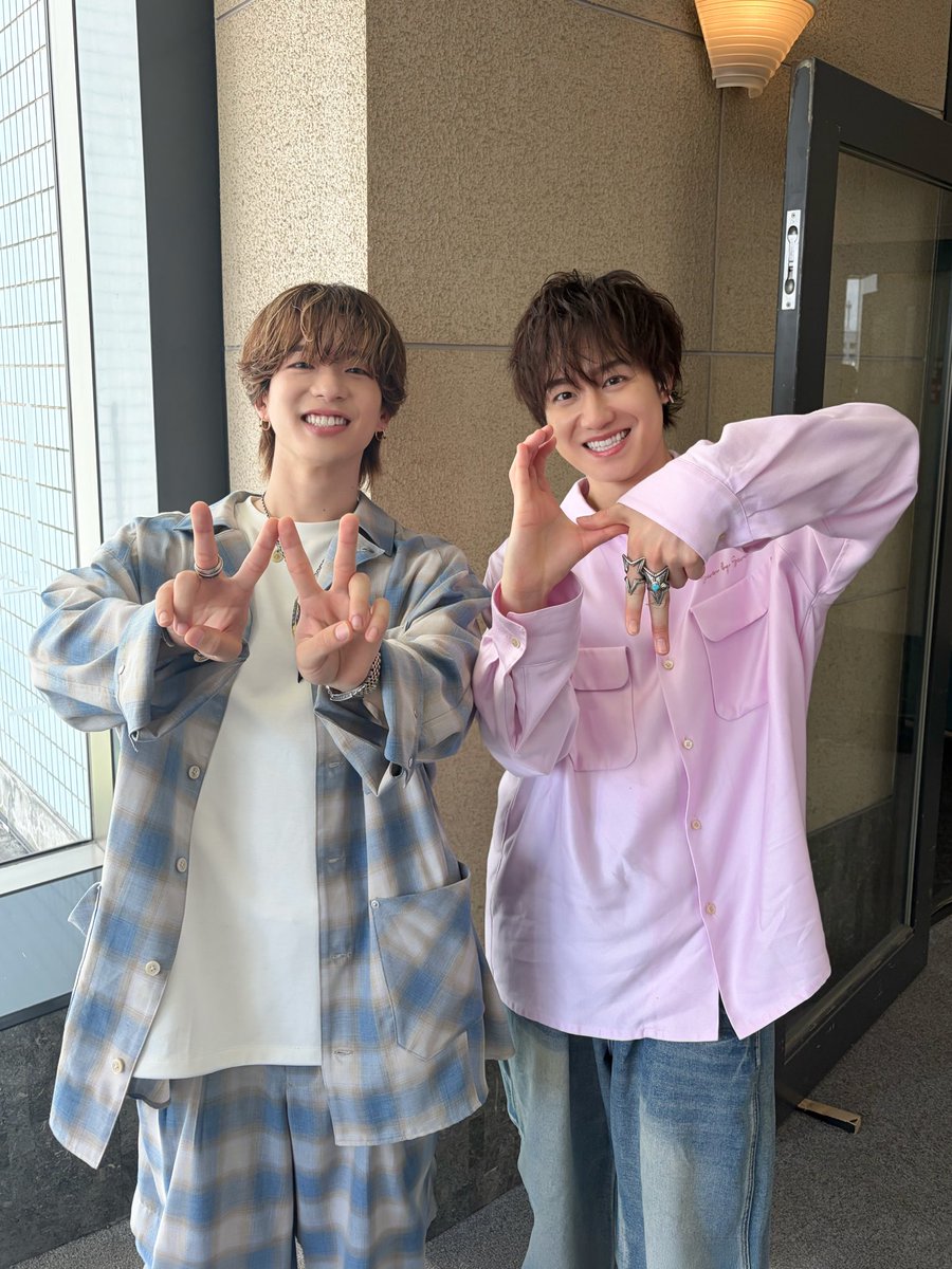 wg_movie's tweet photo. ついに公式ポーズが決まりました👏🏻✨️✨️✨️
ぜひWGポーズで撮ってみてください❣✌🏻✌🏻

🎬️ 映画『#ウォーターガーディアンズ』
　  8月21日 (金) 公開 🌻⟡.·

 #森愁斗（ #BUDDiiS ）＆ #椿泰我（ #IMP.） https://t.co/nJRcAA96y6