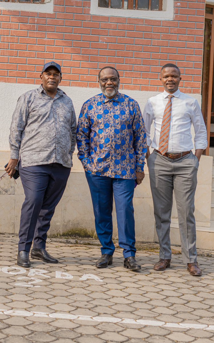HenryMagie51's tweet photo. #RDCchallenge
Mon malheur est de vivre dans la partie de la RDC où l'autorité de l'État existe encore. Si j'avais la chance de vivre à Kinshasa, la ville où l'État a déserté et où le pouvoir git dans la rue, il y a longtemps que je l'aurais ramassé et exercé avec responsabilité.
Henry Magie wa LIFETU