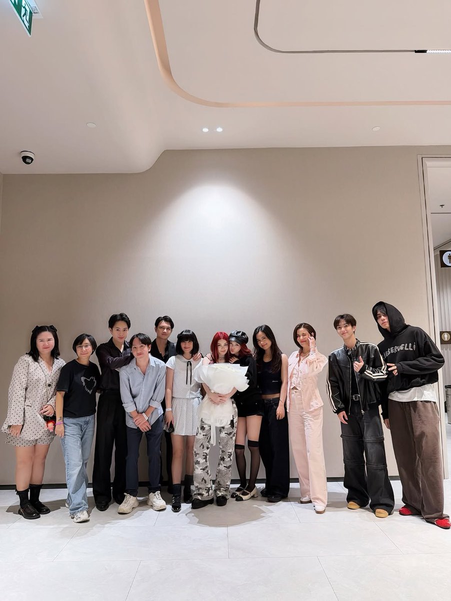 CHIQUITAGLOBAL_'s tweet photo. [📸] #CHIQUITA with her family 

#치키타 #BABYMONSTER https://t.co/XyrNu5FvRr
