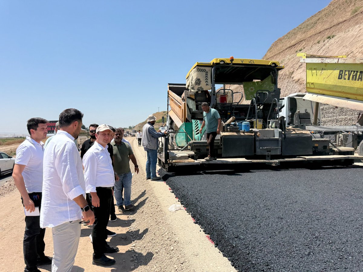 BurasiBatman's tweet photo. Diyarbakır-Batman Yolu Diktepe Geçişi Projesi’nde çalışmalar sürüyor.

▪️Vali Yardımcısı Ekrem Güngör, çalışmaları yerinde inceleyerek yetkililerden bilgi aldı.
▪️8 kilometrelik projenin 4,7 kilometrelik bölümü tamamlandı.
▪️Batman Çayı üzerindeki ikinci köprü hizmete hazır hale getirildi.
▪️Yaklaşık 7 kilometrelik kesimin Ağustos ayında, projenin tamamının ise 2026 yılı içinde bitirilmesi hedefleniyor.