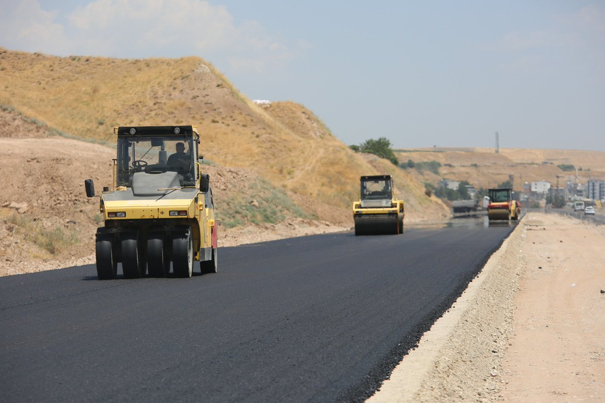 BurasiBatman's tweet photo. Diyarbakır-Batman Yolu Diktepe Geçişi Projesi’nde çalışmalar sürüyor.

▪️Vali Yardımcısı Ekrem Güngör, çalışmaları yerinde inceleyerek yetkililerden bilgi aldı.
▪️8 kilometrelik projenin 4,7 kilometrelik bölümü tamamlandı.
▪️Batman Çayı üzerindeki ikinci köprü hizmete hazır hale getirildi.
▪️Yaklaşık 7 kilometrelik kesimin Ağustos ayında, projenin tamamının ise 2026 yılı içinde bitirilmesi hedefleniyor.