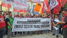 DevSendikalBir's tweet photo. Sendikanın tanınması ve ödenmeyen ücretleri için Ankara’ya yürüyen, #YıldızlarSSSHolding'e bağlı enerji işçileri polisin saldırısına uğradı #EnerjiSen yöneticileri gözaltına alındı. Saldırılar, İstanbul ve Ankara'da protesto edildi.
https://t.co/uQGF79CFRX https://t.co/h4LYOg1CnN