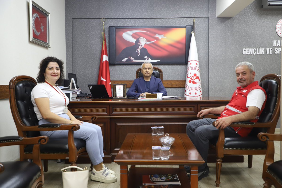 GSB_KARABUK's tweet photo. Karabük Türk Kızılay Kan Bağış Merkezi Müdürü Dr. Mehmet Aydın ile Kan Bağışı Kazanım Uzmanı Dilay Kablan, kan bağışı çalışmalarına verdiği destek dolayısıyla Karabük Gençlik ve Spor İl Müdürümüz Coşkun Güven’i ziyaret ederek teşekkür plaketi takdim etti. https://t.co/AfF4lh3Y30