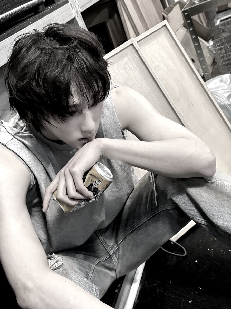 Susgho's tweet photo. Lonely I Mr. Lonely. https://t.co/u85lIcoRJc