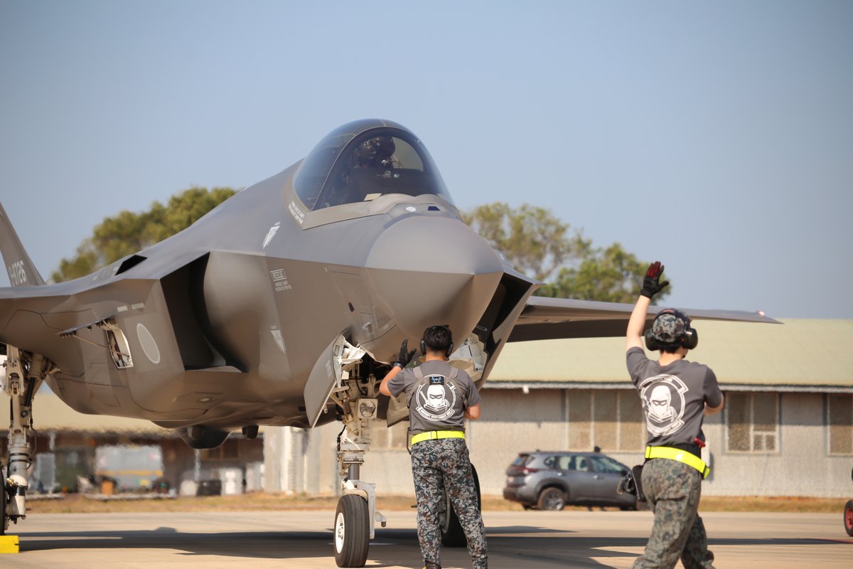 JASDF_adc_pao's tweet photo. #F35 and #E2D conducted flight training in the skies over Australia!✈️
While coordinating with participating nations in the vast training airspace, we are working to enhance tactical proficiency and interoperability.🫡
#PitchBlack
#StrongerTogether https://t.co/lAeJbjv0mF