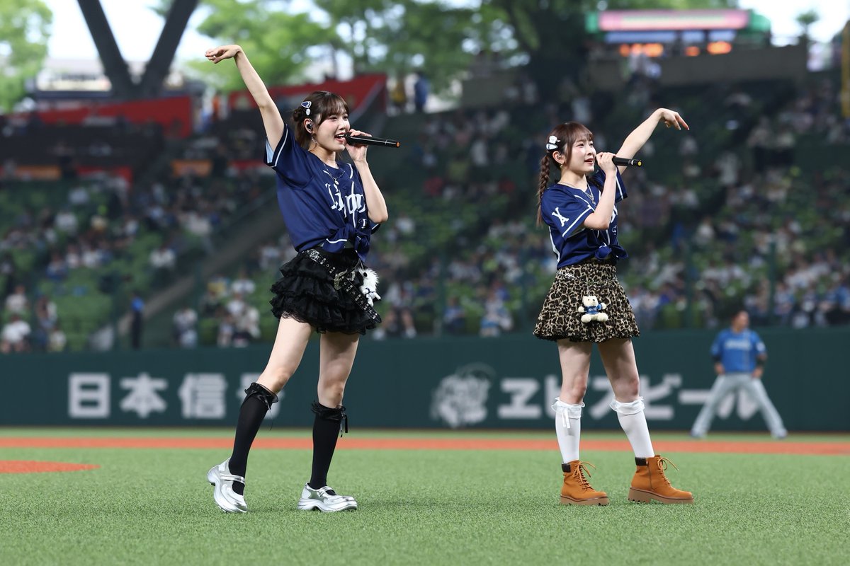 FullCountLions's tweet photo. 【西武 -#日本ハム】

元カントリー・ガールズで小関竜也2軍監督の長女 #小関舞 さん、元モーニング娘。の #森戸知沙希 さんが登場✨

セレモニアルピッチとミニライブで球場を盛り上げtました👆

Photo by Yuki Kajiya 

#seibulions https://t.co/4k1yQtsMle