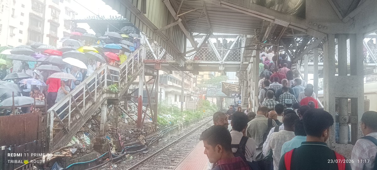 niharmehta's tweet photo. The heavy load on the middle ROB at Masjid Binder station as the extreme South ROB has been shut since a month, but don't see any work happening there causing major inconvenience to commuters and also a danger due to excess load. @RailMinIndia @Central_Railway @AshwiniVaishnaw https://t.co/qLQQ0MhYhs