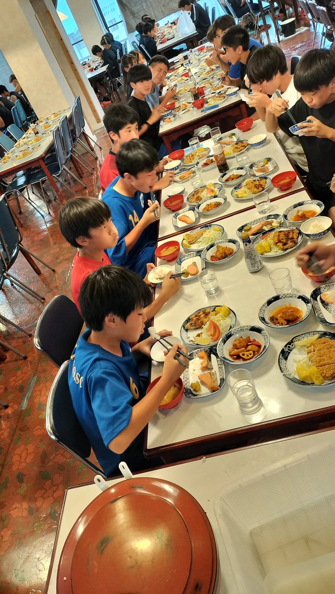 AmiFunto's tweet photo. [Jr.ユース]
菅平遠征U-13.16
洗濯をすませ、夜ご飯です。
美味しく、しっかりとエネルギー、栄養をとりましょう。 https://t.co/VBhUqLeB7d