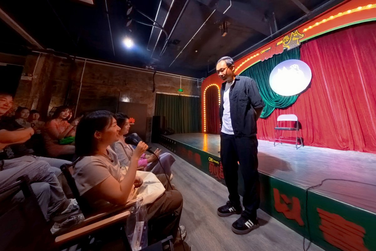 munsb96346256's tweet photo. Just bombed my first English stand-up set at the local comedy club—my only “joke” that landed was a reference to forgetting my own name. Turns out being funny for strangers is way harder than ordering a late-night taco. https://t.co/EX6hfHbtsw