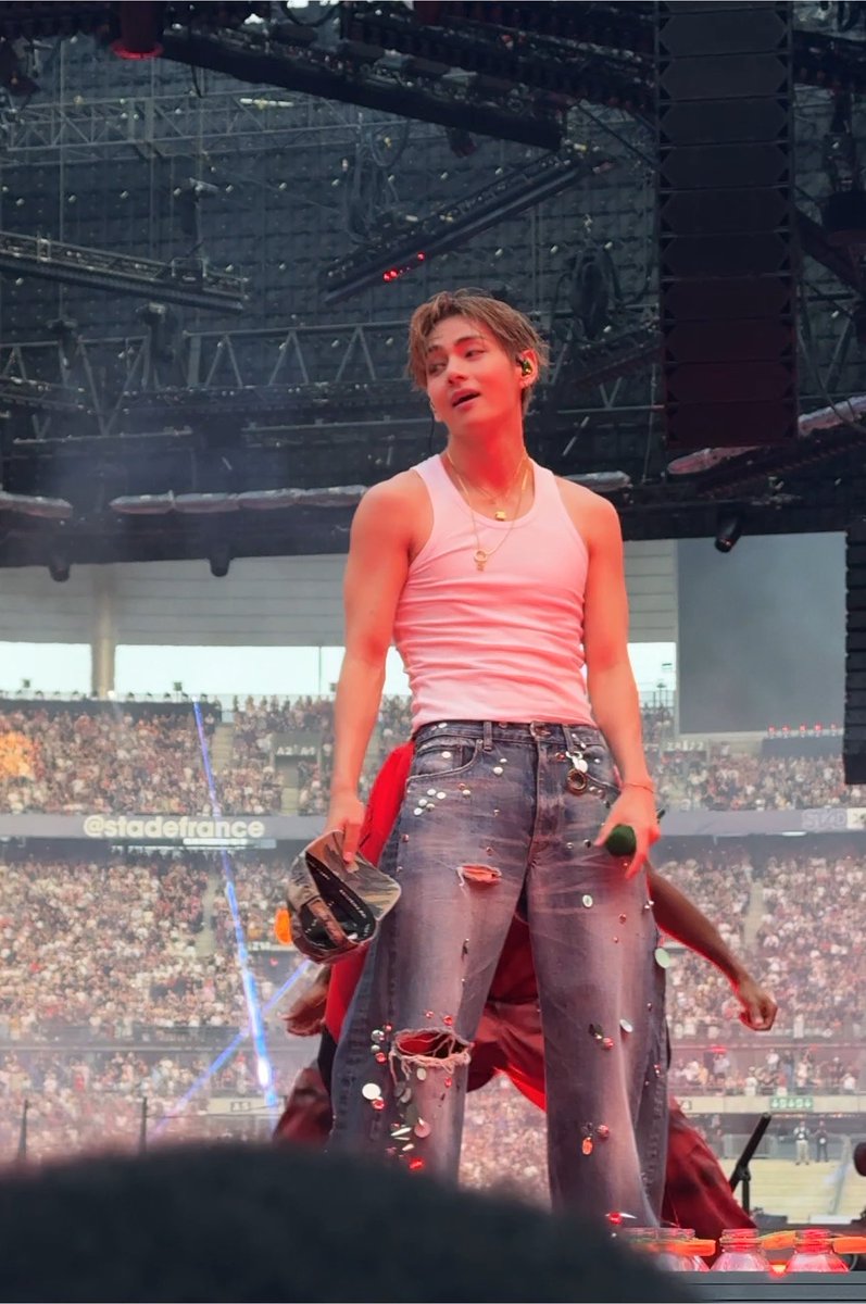 Lisonllb's tweet photo. @for__thv I got the exact same angle, where did u get these pics from omggg (im looking for ppl who were next to me to know if they filmed when I got noticed by Namjoon and Hobi 💔💔💔) https://t.co/56cHbu7sWs