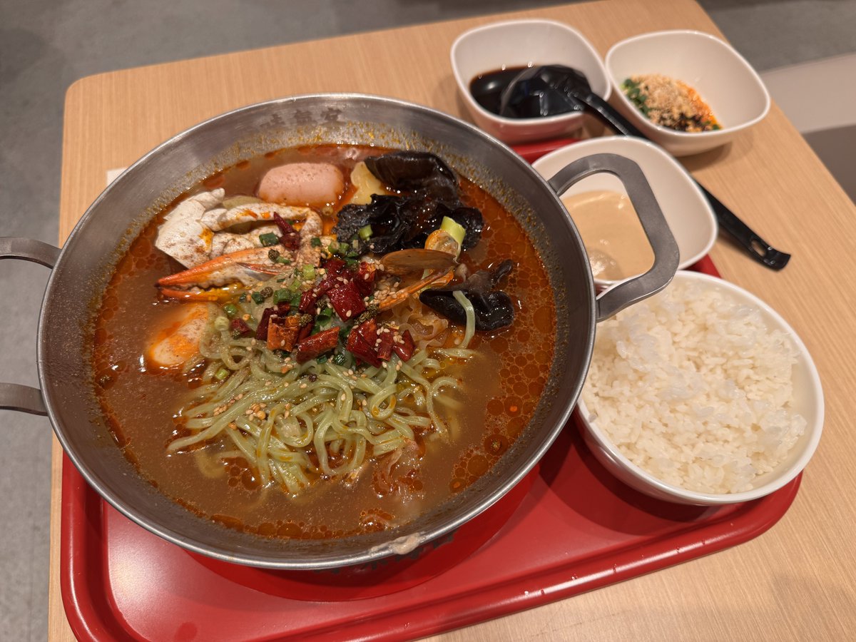 pitin1103's tweet photo. 毎味毎客 池袋店
ヨウポウマーラータン2辛、ご飯

ヨドバシの上の飲食店巡り
世界で400店舗も展開してる有名店の日本1号店らしい

マーラータンというものをそんなに食べていないこともあって正直美味しさの違いがよく分からないんだよな、という感想 https://t.co/kbdHbIXTR4