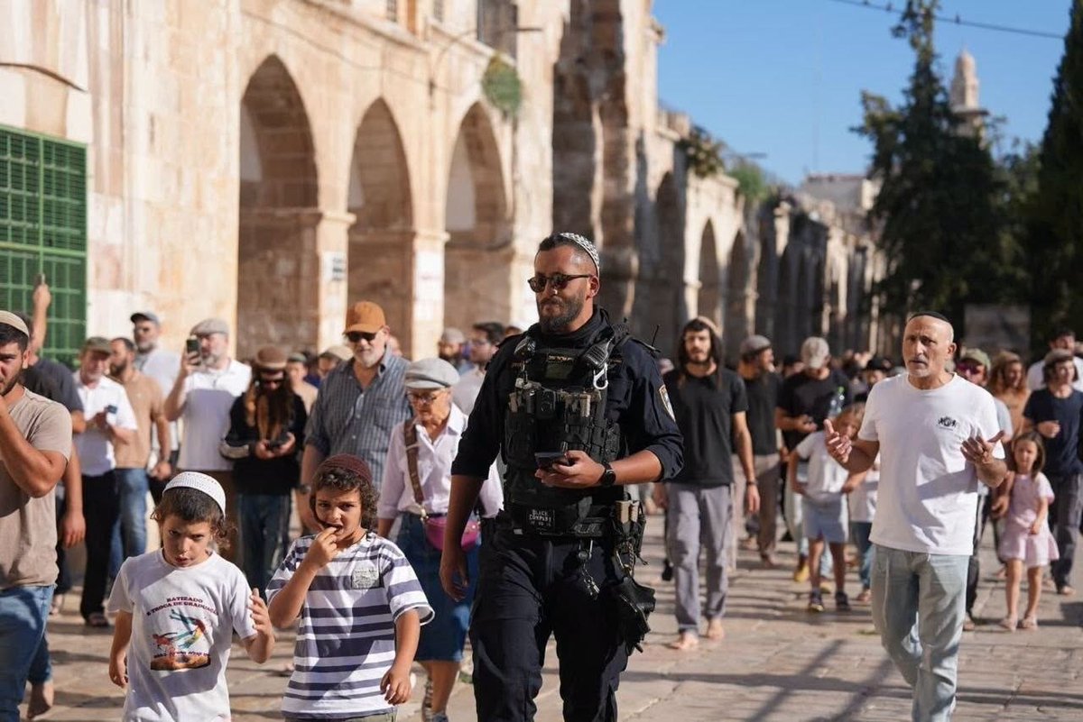 IQaraqra's tweet photo. السيادة على القدس لن تكون إلا فلسطينية ، والمسجد الأقصى المبارك سيبقى وقفًا إسلاميًا خالصًا ، مهما حاول الاحتلال الاسرائيلي فرض وقائع جديدة بالقوة .
ما جرى اليوم ليس اقتحامًا عابرًا لقطعان المستوطنين الارهابيين وعلى رأسهم المتطرف بن غفير ، بل هي محاولة سافرة لفرض السيادة بالقوة وطمس الهوية العربية والإسلامية للمدينة المقدسة . 
القدس العاصمة الأبدية لدولة فلسطين 🇵🇸