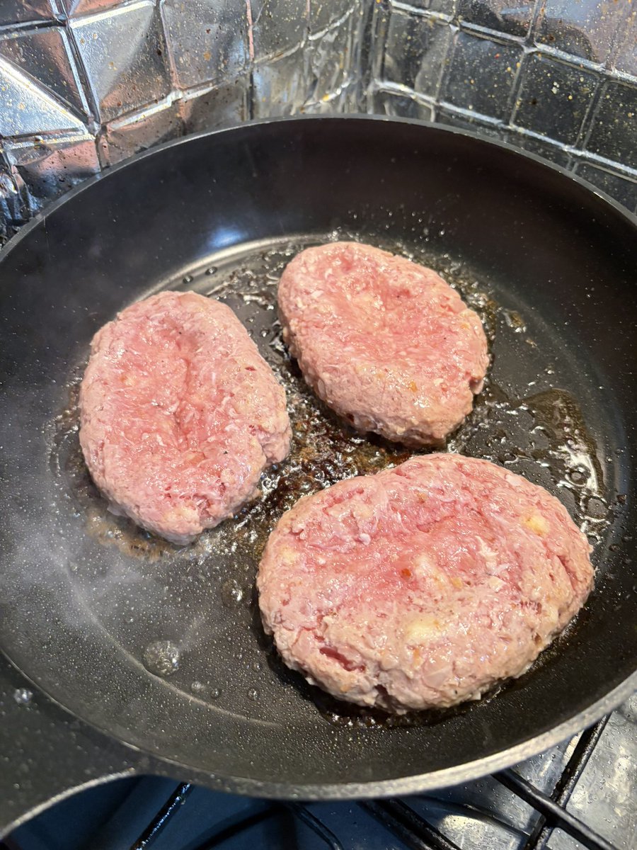 briko40's tweet photo. 気狂って特大ハンバーグ作った https://t.co/hC1sS3nIMC
