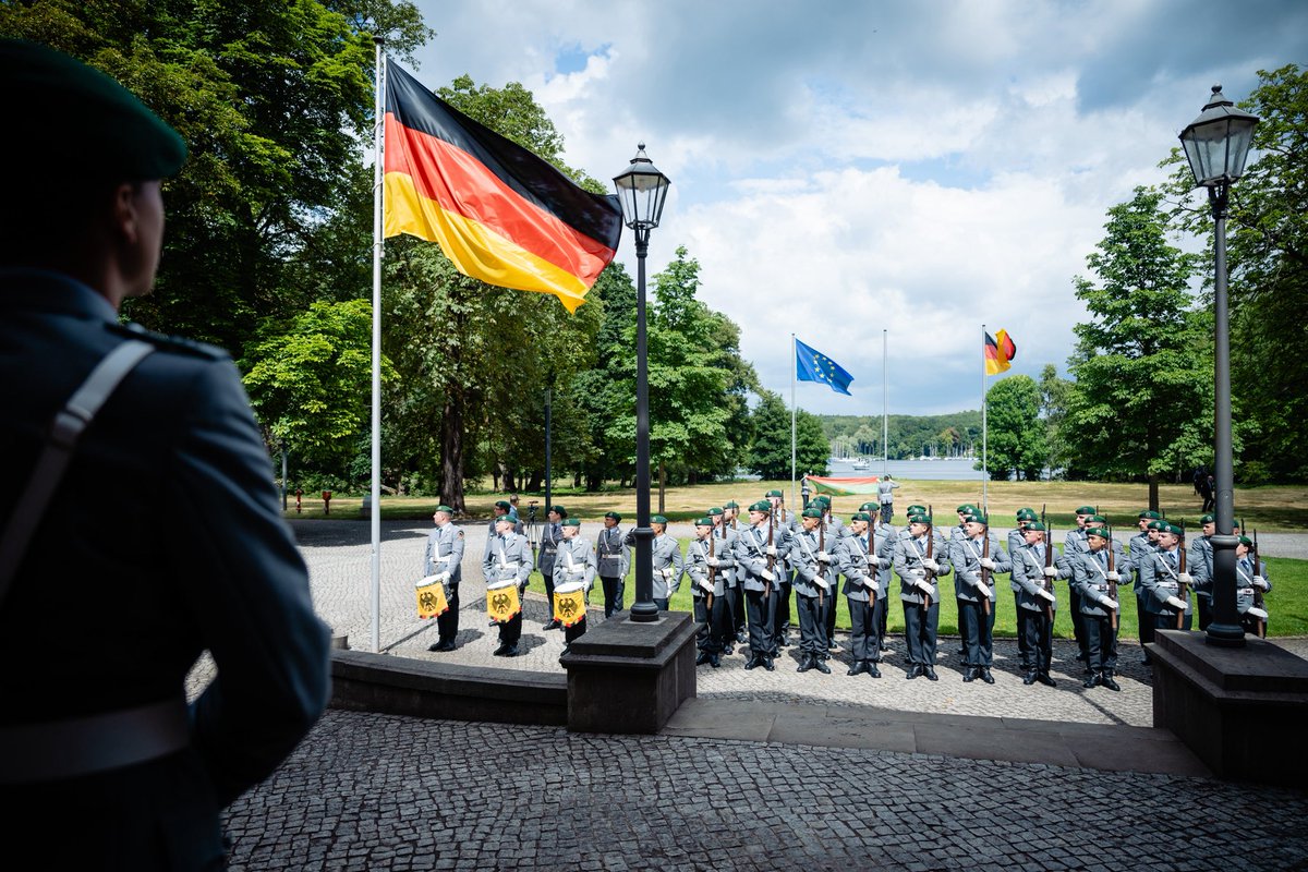 BPrSprecherin's tweet photo. „Willkommen in Berlin, Exzellenzen – und viel Erfolg bei Ihrer wichtigen Arbeit!“ BPr #Steinmeier hat heute die neuen #Botschafter und #Botschafterinnen von 🇬🇪 🇨🇱 🇭🇳 🇳🇬 🇲🇷 🇻🇦 und 🇲🇬 zur Akkreditierung empfangen und sie auf ihrem neuen Posten begrüßt.1/2 https://t.co/TrUiA4Ujze