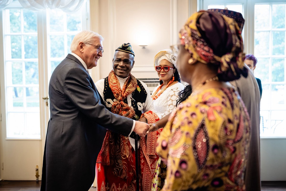 BPrSprecherin's tweet photo. „Willkommen in Berlin, Exzellenzen – und viel Erfolg bei Ihrer wichtigen Arbeit!“ BPr #Steinmeier hat heute die neuen #Botschafter und #Botschafterinnen von 🇬🇪 🇨🇱 🇭🇳 🇳🇬 🇲🇷 🇻🇦 und 🇲🇬 zur Akkreditierung empfangen und sie auf ihrem neuen Posten begrüßt.1/2 https://t.co/TrUiA4Ujze
