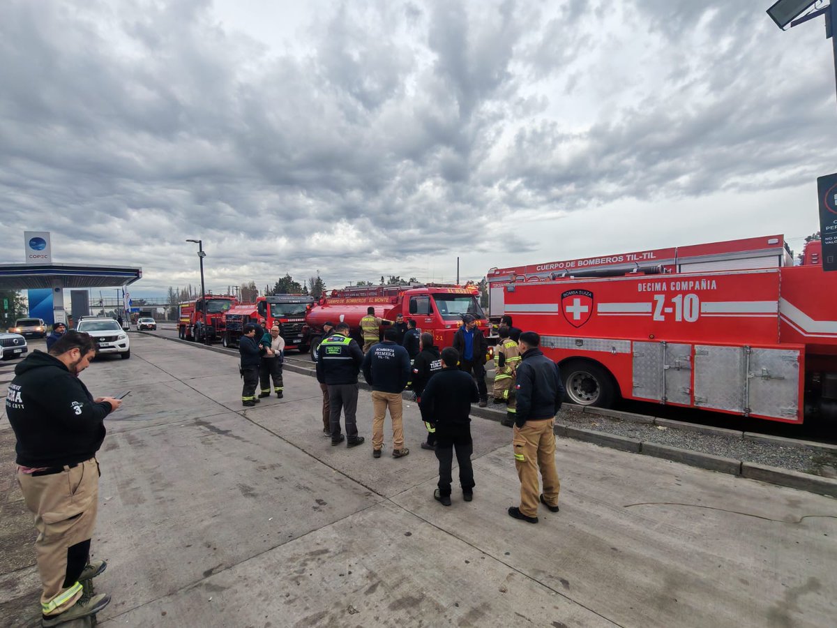 Senapred's tweet photo. Seguimos coordinando la ayuda a las zonas afectadas. 

Esta jornada, 27 carros de @BomberosdeChile de las regiones Metropolitana y Valparaíso, activados por SENAPRED, se dirigen a la Región de Coquimbo, en apoyo a la distribución de agua para fines sanitarios. https://t.co/j4whATn6W3
