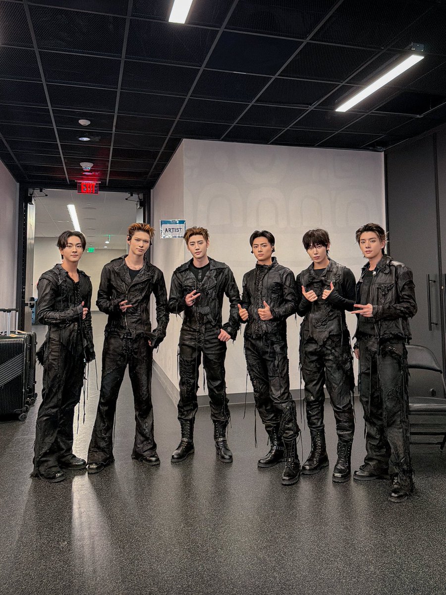 NISHIMUERIKI's tweet photo. Honestly, what an unforgettable night! While the weather was wonderful and gave us a great evening, being surrounded by all of you was the real hero. Your voices, your lightsticks, and your unmatched enthusiasm made the whole atmosphere come alive. https://t.co/ux0g5WaA72