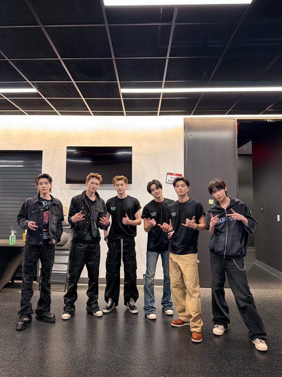 NISHIMUERIKI's tweet photo. Honestly, what an unforgettable night! While the weather was wonderful and gave us a great evening, being surrounded by all of you was the real hero. Your voices, your lightsticks, and your unmatched enthusiasm made the whole atmosphere come alive. https://t.co/ux0g5WaA72