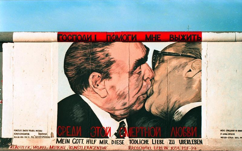 rafadalton's tweet photo. @DancsCatalans Més aviat és plagi de la pintada de Brezhnev i Honeler al mur de Berlí https://t.co/nQEmjGYJXe