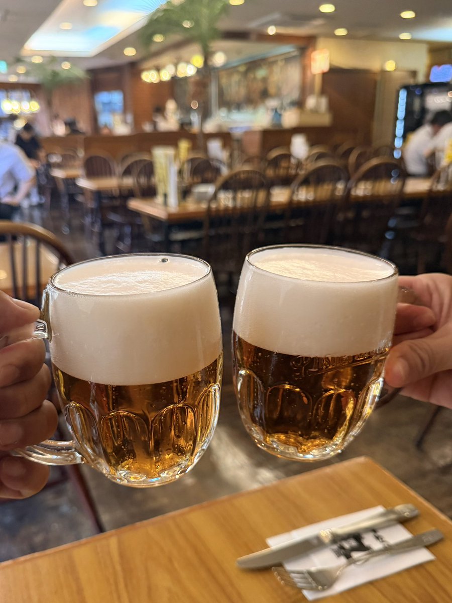 naniwareman2's tweet photo. 余りの暑さ🔥に神保町て冬のチェコ🇨🇿で嵌ったピルスナーウルケル🍺を頂いております😇 https://t.co/SSSm6aPX4C