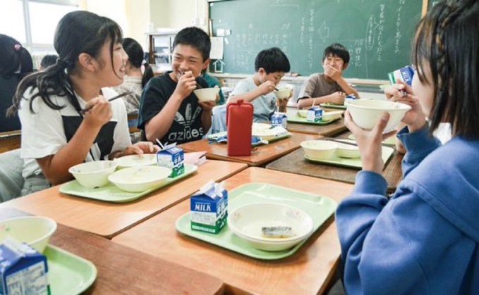 nagisazf's tweet photo. 小学校の給食の時間に
みんなでこれやってた記憶あるけど
正直、すごい大変だった

班員の食べるスピードが早すぎて
それに合わせるのがしんどかった

班の中で食べてるのが自分一人になると、恥ずかしいっていうか、なんか緊張して余計に食べれなかった… https://t.co/nIxiviPdR7