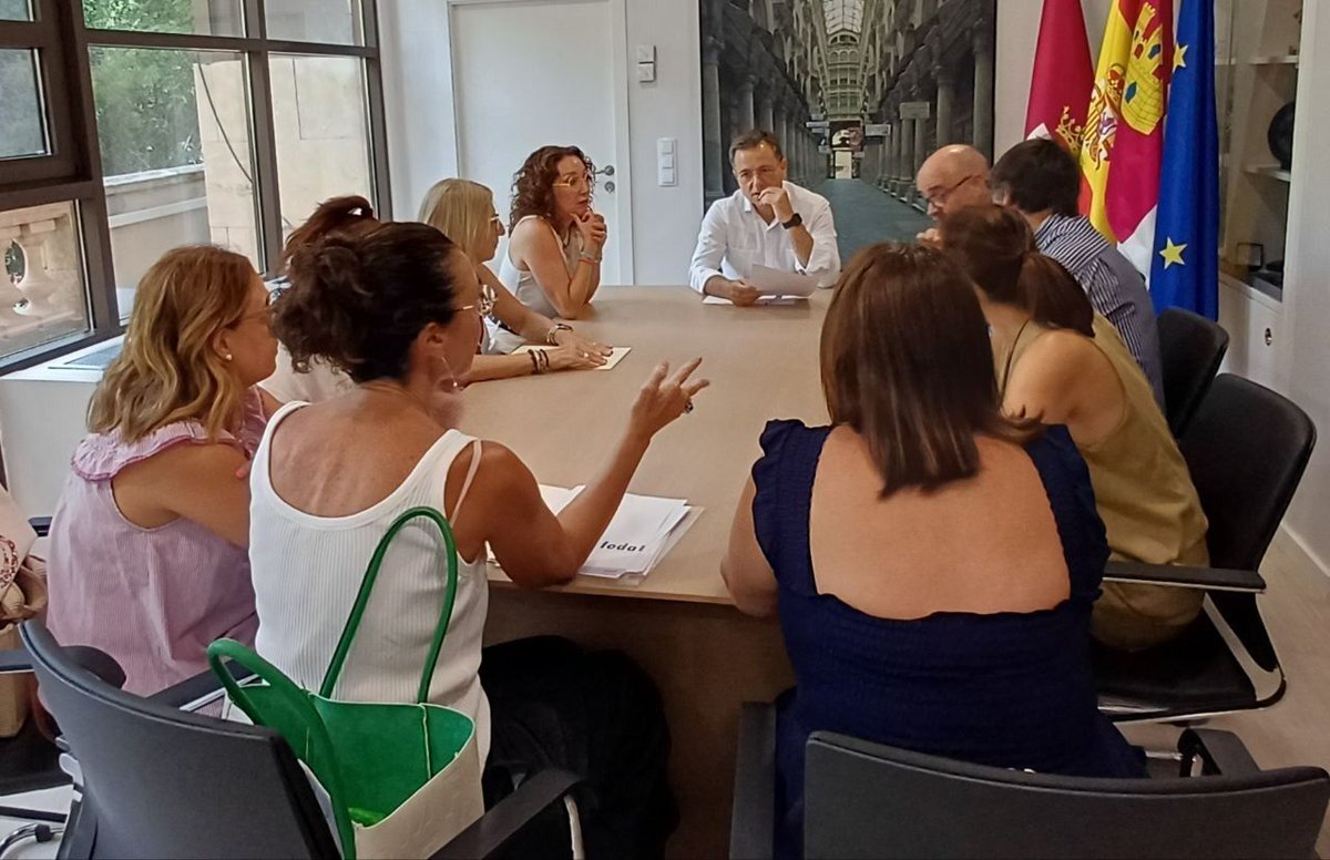 EmpresariosFEDA's tweet photo. El @AytoAlbacete, la Federación de Comercio de Albacete #FECOM, integrada en #FEDA, y la Asociación @albacetecentro han firmado un convenio de colaboración para fomentar el comercio minorista en la ciudad.
En el marco de este acuerdo, durante el último trimestre del año se desarrollará la campaña "Bonos Comercio de Albacete 2026", destinada a incentivar el consumo y dinamizar la actividad comercial de la ciudad.
#FEDAAsociaciones #FECOMTuComercio