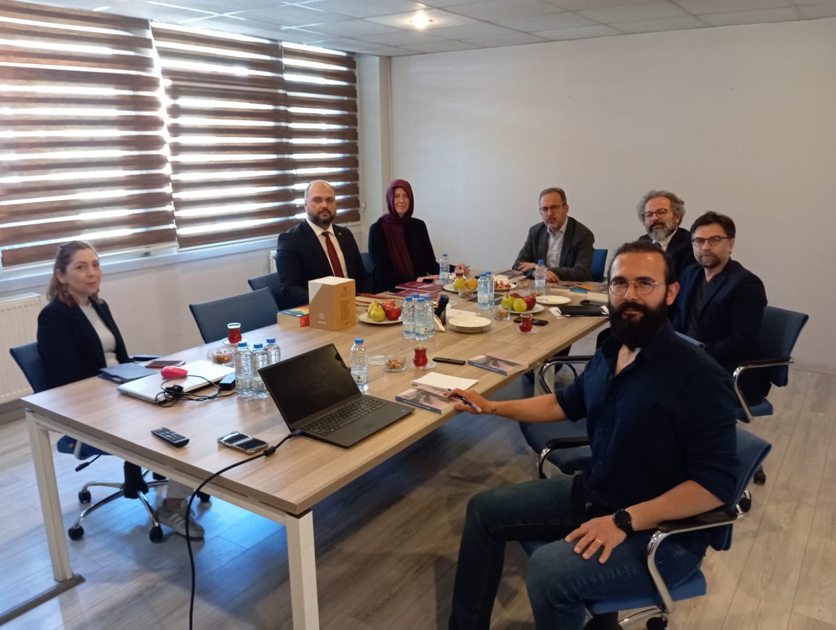 kasapoglu's tweet photo. 📍 Kent Araştırmaları Enstitüsü
​"Herkes için Bağımsız Hareketlilik" 🌍

​Kent Araştırmaları Enstitüsü ev sahipliğinde; kent hakkı ve ulaşım hakkı ekseninde engelsiz bir şehir yaşamını tüm detaylarıyla ele aldık.

​Türkiye’nin dört bir yanında gerçekleştirdiğimiz bölge istişare toplantılarımızda ve saha ziyaretlerimizde sahanın en gür sesle dile getirdiği "erişilebilirlik" meselesi, bugünkü buluşmamızın da odağındaydı.

​Yerel yönetimlerin bu alandaki asli sorumluluklarının altını çizdiğimiz programda, Dr. Cihan Erçetin’in “Kentsel Ulaşımda Engel ve Hareketlilik” başlıklı sunumu, hazırlamakta olduğumuz komisyon raporu için son derece ufuk açıcı bir katkı sundu.

​Sayın Erçetin’in kaleme aldığı “Kentsel Ulaşımda Erişilebilirlik: Engelleri Anlamak, Engelleyeni Bulmak” eseri; belediyelerimizin sokakları, binaları ve ulaşım ağlarını evrensel standartlarda erişilebilir kılması yolunda rehber niteliğinde kıymetli bir çalışma.

Engellerin bilimle, ortak akılla ve kararlı çalışmalarla aşılması için sonuna kadar destek vermeye devam edeceğiz.