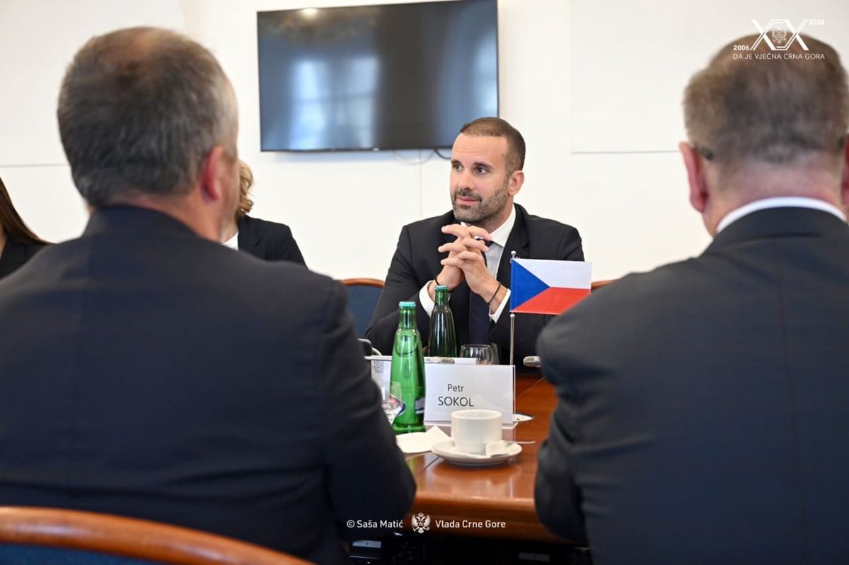 MickeySpajic's tweet photo. Posjetu Češkoj počeli smo sastankom sa predstavnicima češkog parlamenta. Punu podršku za uspješan završetak evropske integracije dobili smo od predsjedavajućih odborima za evropske poslove Petra Sokola i Jana Šilera.
Vjerujemo da ćemo naredne godine u Predstavničkom domu u Pragu dobiti ogromnu podršku u procesu ratifikacije pristupnog ugovora kako bi postali punopravni član 🇪🇺 Zahvalan sam na jasnoj i nedvosmislenoj poruci da je Crna Gora naredna članica EU🇲🇪 🇨🇿 ❤️