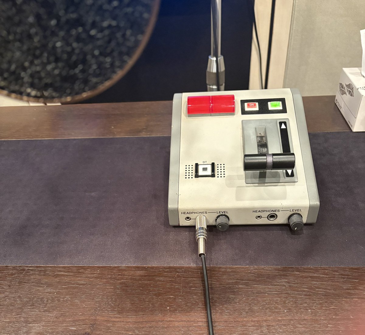 kentaronarrator's tweet photo. リピートのスタジオ収録でした！🎙️またご依頼いただきありがとうございます！🙇‍♂️映像が出来上がっていく瞬間に立ち会えるのはやはり最高で、ナレーター冥利に尽きますね✨さらにリピートしていただけるよう、準備してお待ちしております！😆 https://t.co/x2CcCblQMI